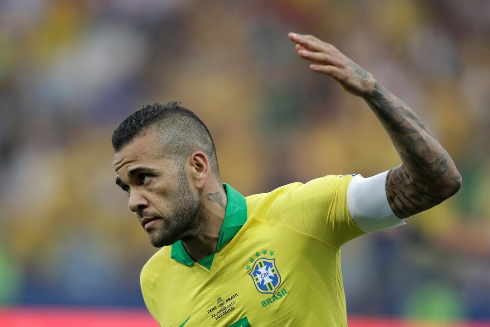 Daniel Alves tem três propostas e Europa como prioridade sobre Brasil ou China