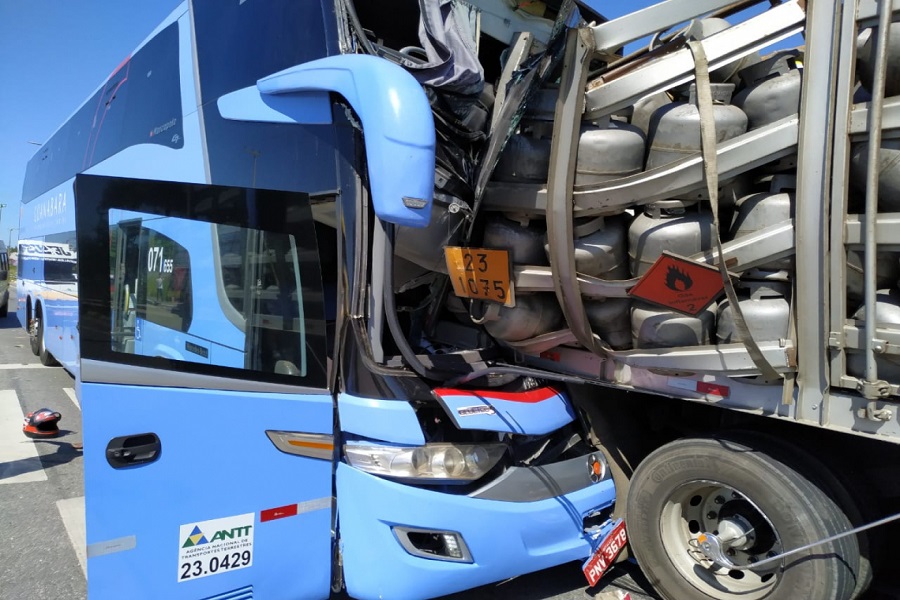 Ônibus da Guanabara sofre acidente na BR 116 em Horizonte matando três pessoas