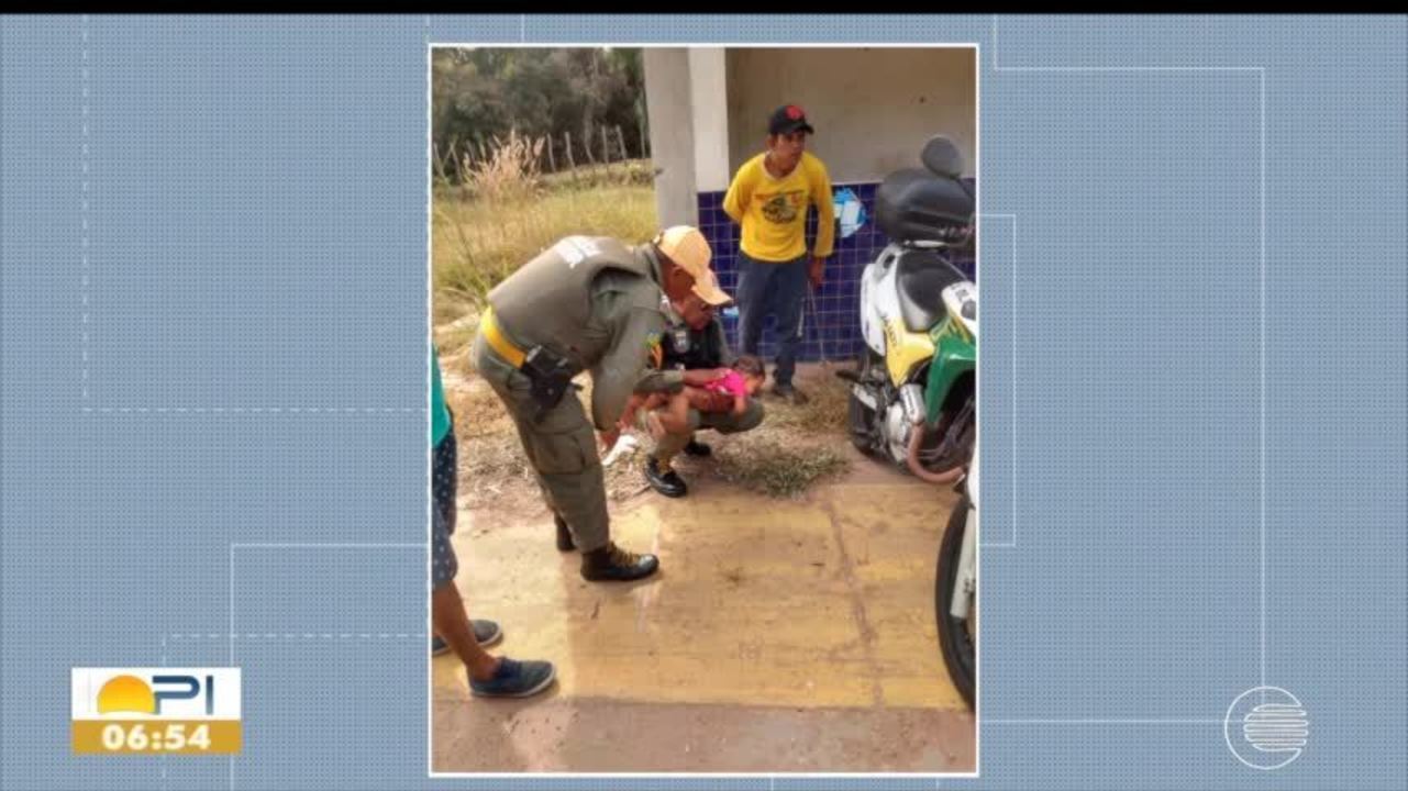 Pais de bebê engasgado pedem ajuda a policiais em blitz e sargento salva criança no Piauí