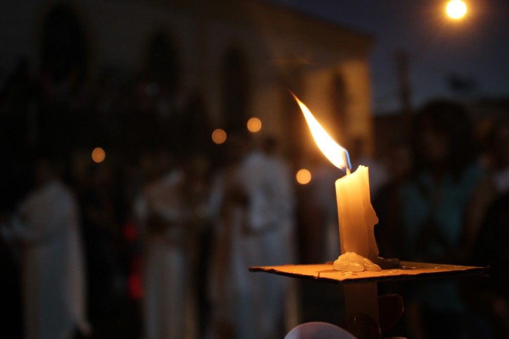 Com velas nas mãos, católicos celebram presença de Cristo durante procissão em Teresina