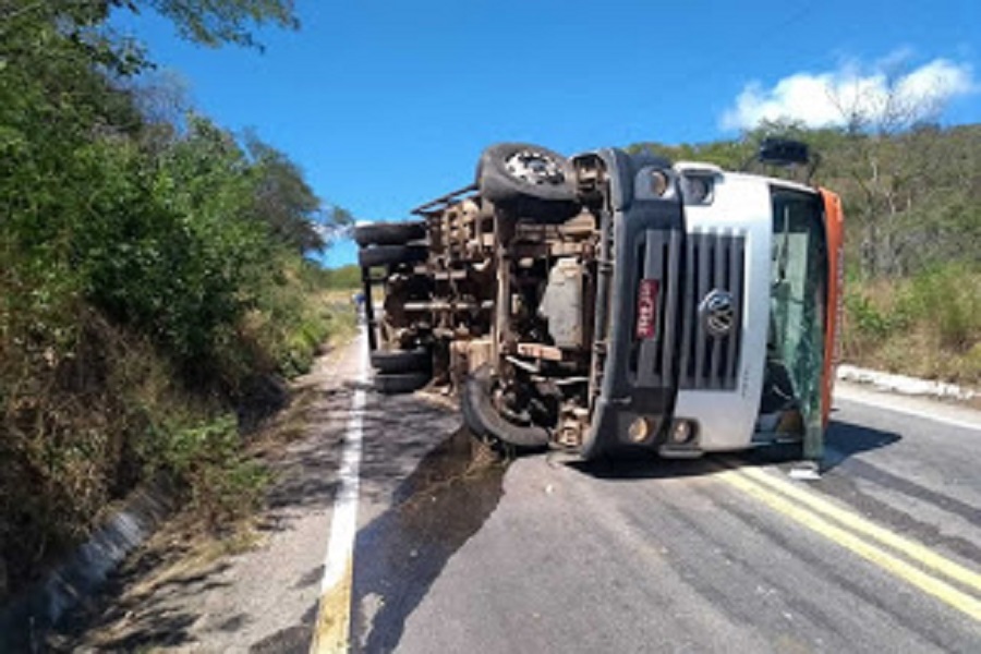 “Curva da Morte”: caminhão tomba na Ladeira do Pilar em Assaré, na tarde dessa quinta-feira