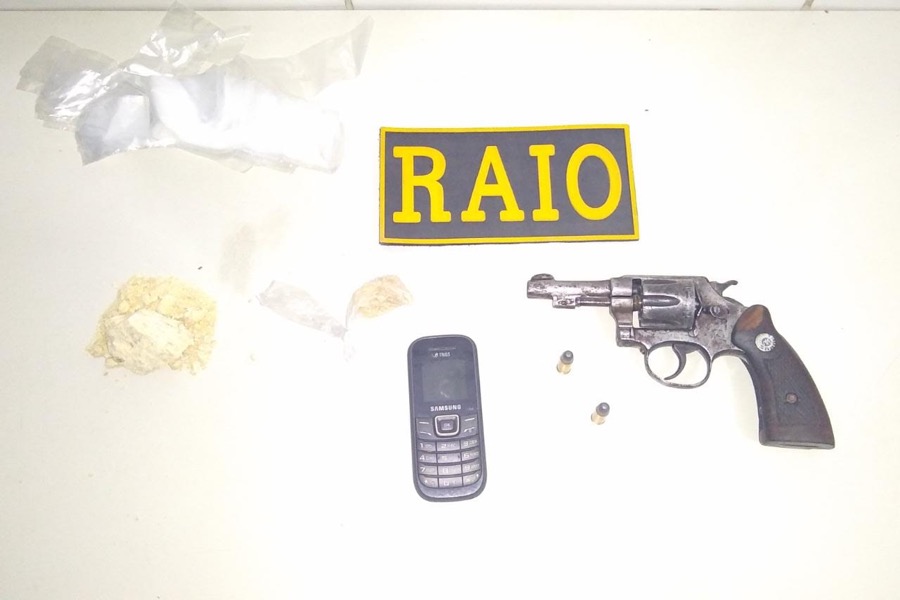 BPRAIO aprende arma de fogo e droga escondida embaixo da cama de residência em Juazeiro do Norte-CE