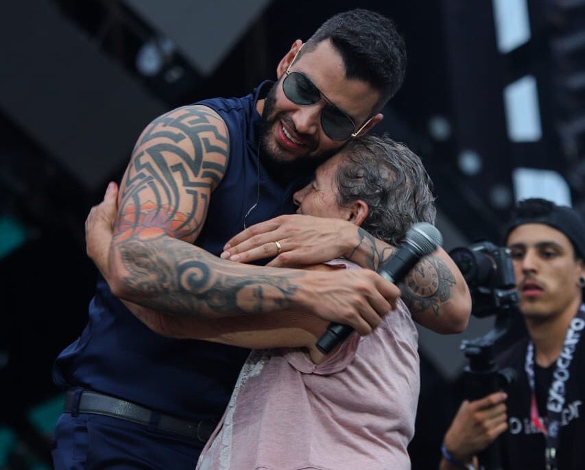 Gusttavo Lima enaltece o Cariri e recebe fã idosa no palco