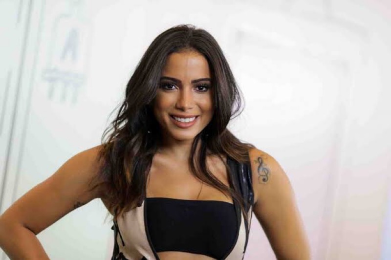 “Saio transando com qualquer coisa que cruze o caminho”, diz Anitta sobre fase solteira