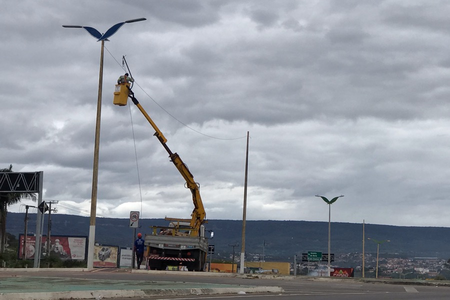 Avenida Padre Cícero em Crato ganha nova e moderna iluminação de LED por parte da prefeitura