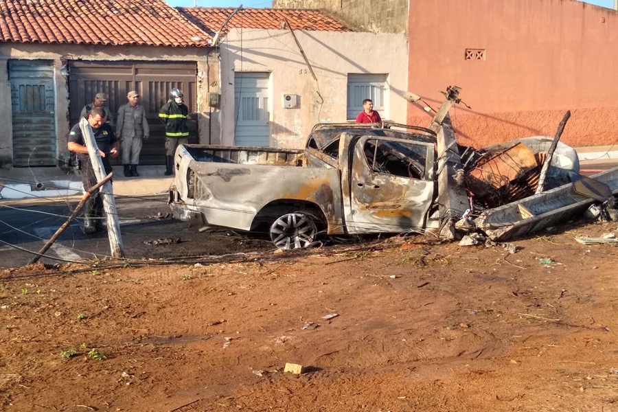 Veículo pega fogo após derrubar poste de rede elétrica em Juazeiro do Norte-CE