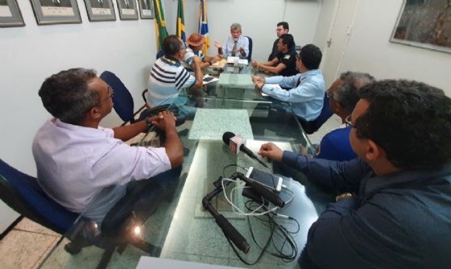 Prefeito Arnon Bezerra se reúne com taxistas e debate questões da categoria