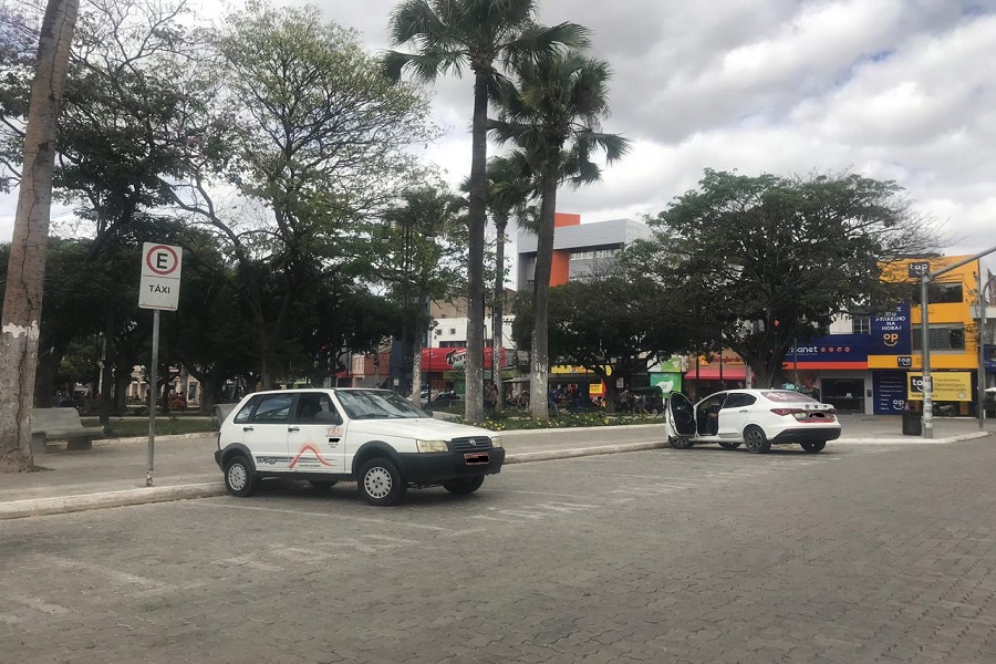 Taxistas reclamam da falta de sombra nas imediações da praça padre Cícero