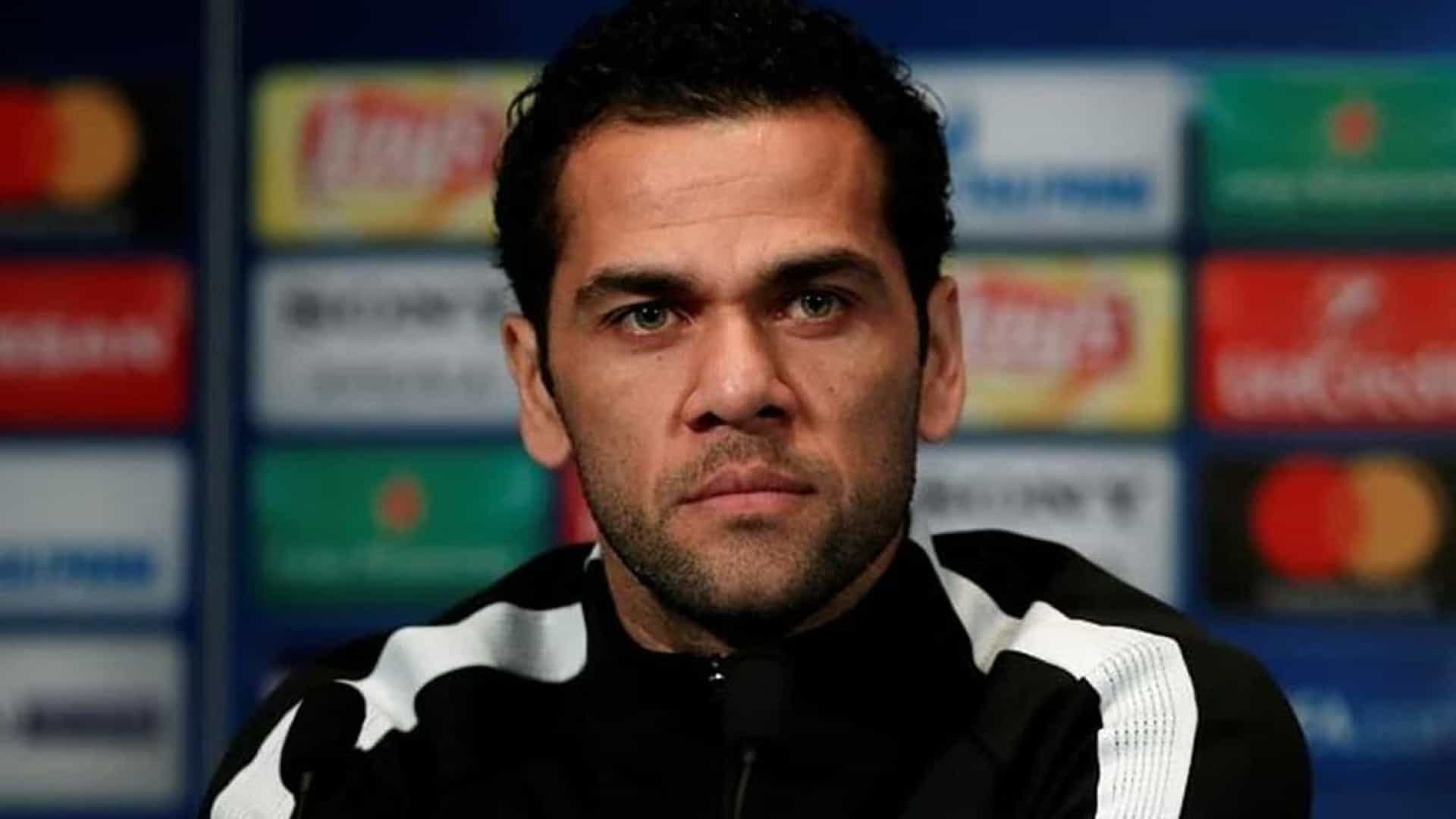 Daniel Alves agradece por ‘reencontro’ do Brasil com o Maracanã