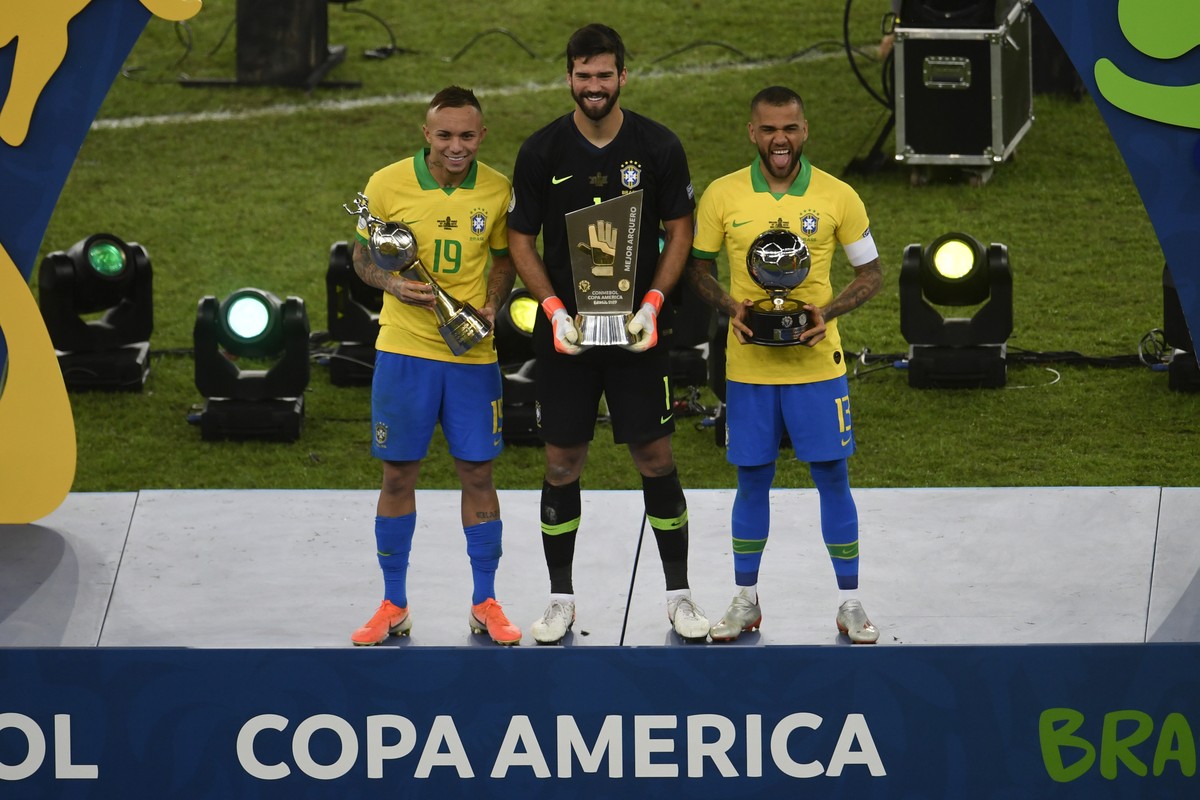 Daniel Alves é eleito craque da Copa América; Alisson e Everton também ganham prêmios