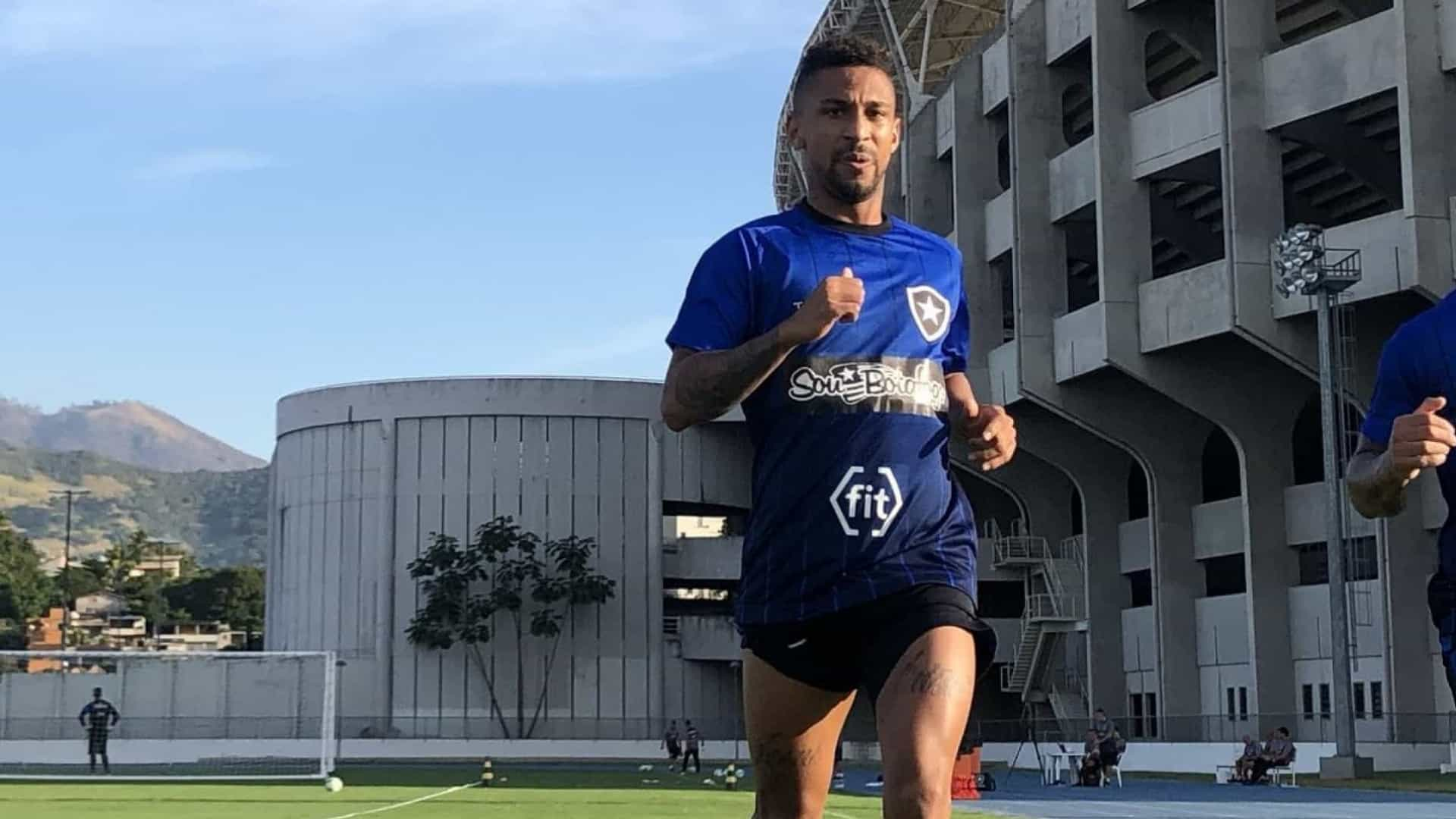 Atacante do Botafogo sofre parada cardíaca durante treinamento