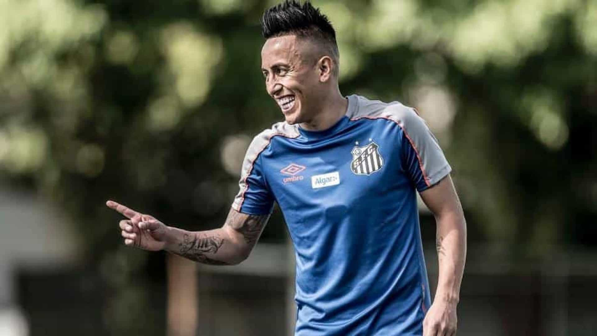 Cueva retorna do Peru e voltará a treinar pelo Santos nesta quarta