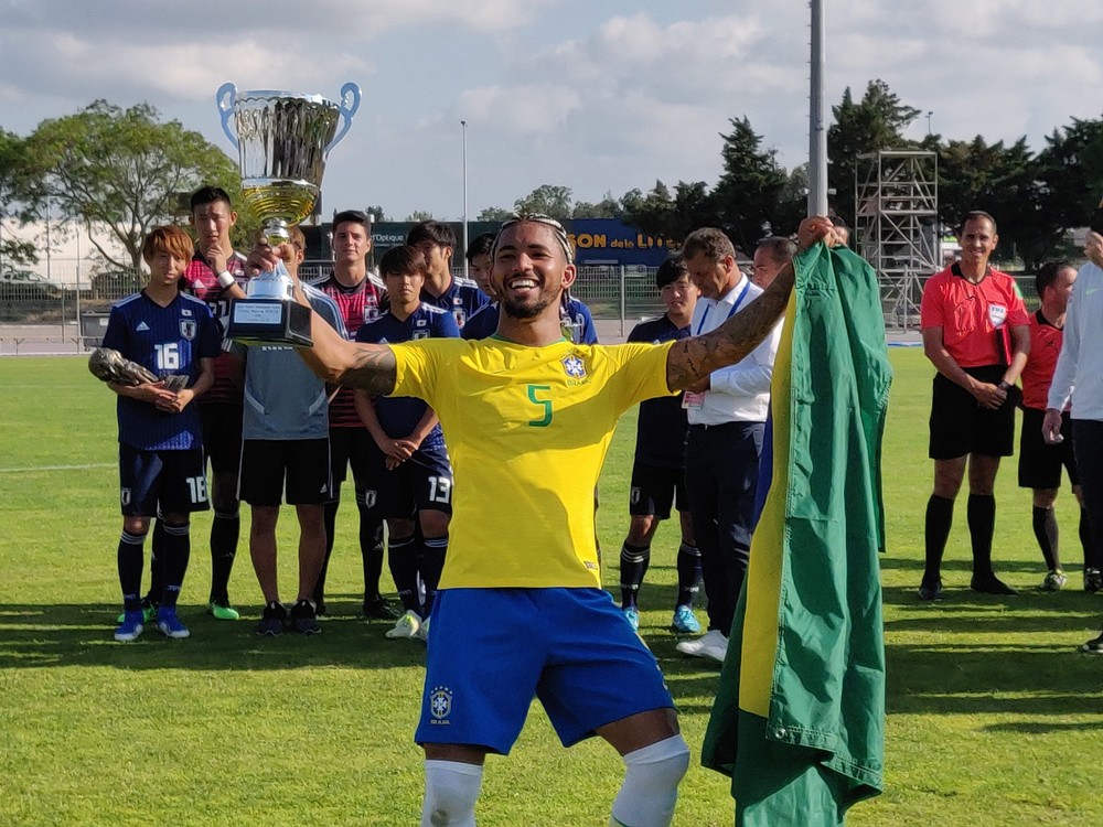 Manchester City acerta venda de Douglas Luiz, ex-Vasco, para o Aston Villa