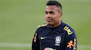 Alex Sandro, lateral da Seleção, ganha camisa do Santos e diz: “Dá até vontade de colocar”