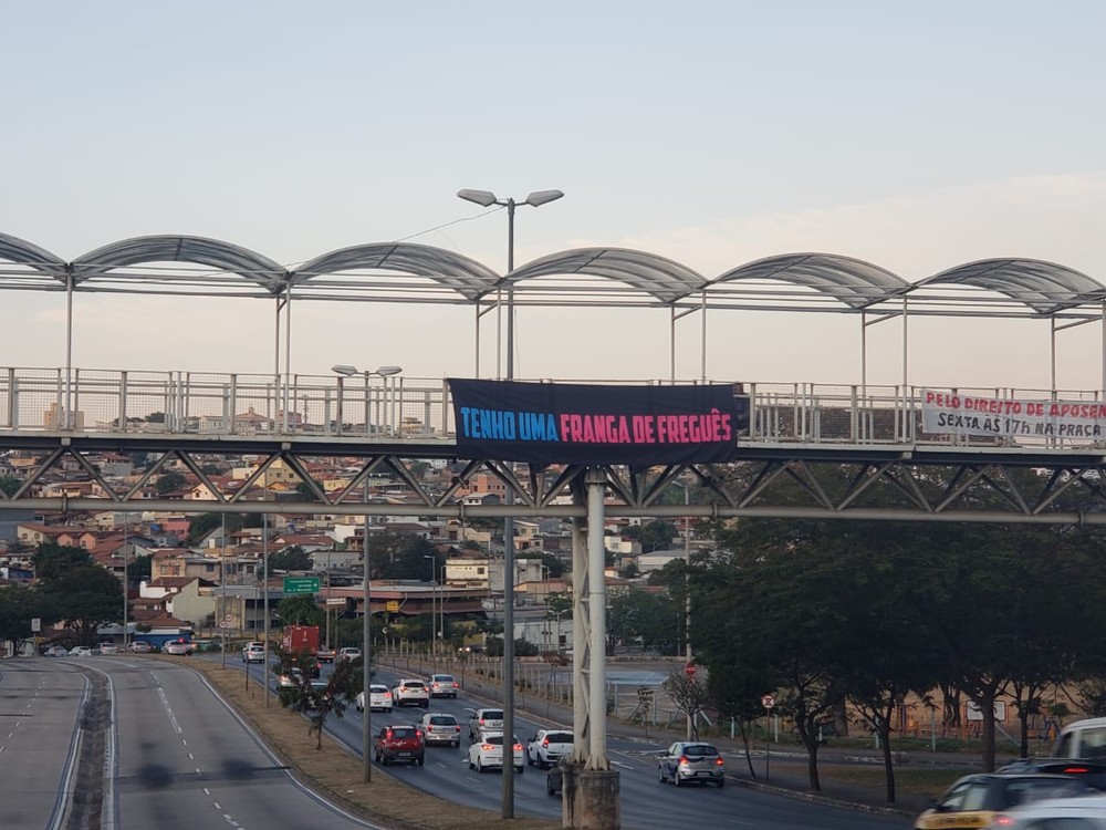 Faixas com provocações ao Atlético-MG são espalhadas por BH após eliminação pelo Cruzeiro