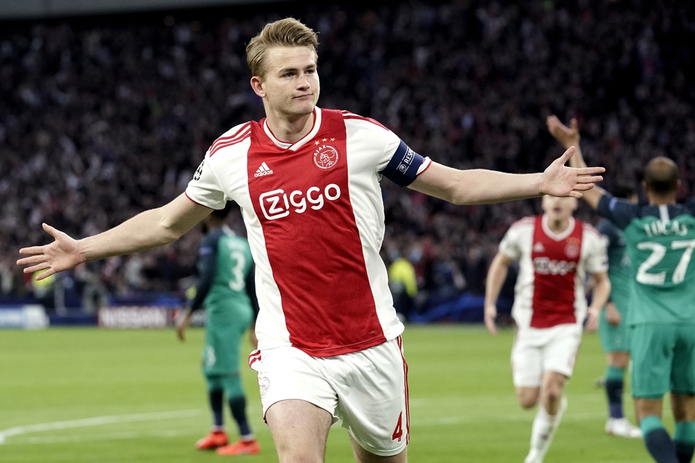 De Ligt não viaja com Ajax, e jornal confirma acerto com Juventus; italianos negam