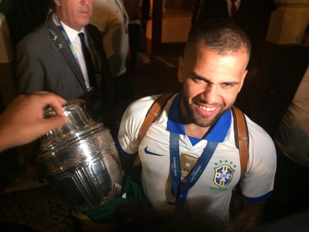 Tottenham e Arsenal entram na briga por Daniel Alves, diz jornal