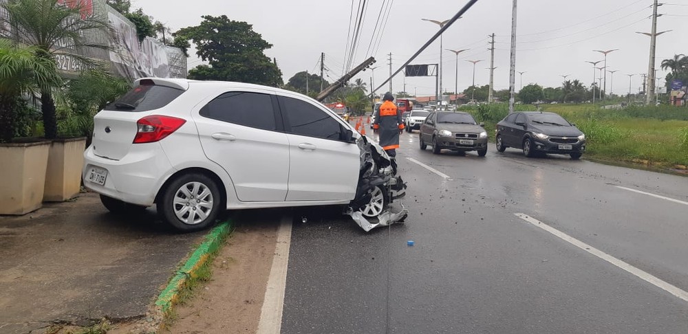 Mãe perde o controle do carro e derruba poste em Fortaleza; bebê em cadeirinha e sai ilesa