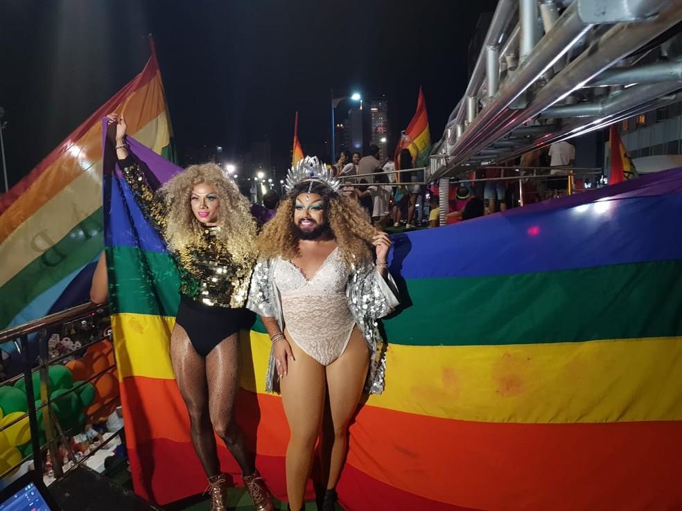 ‘Respeito às gerações que lutaram pelos direitos hoje adquiridos’, diz Silvero Pereira, na Parada pela Diversidade Sexual de Fortaleza