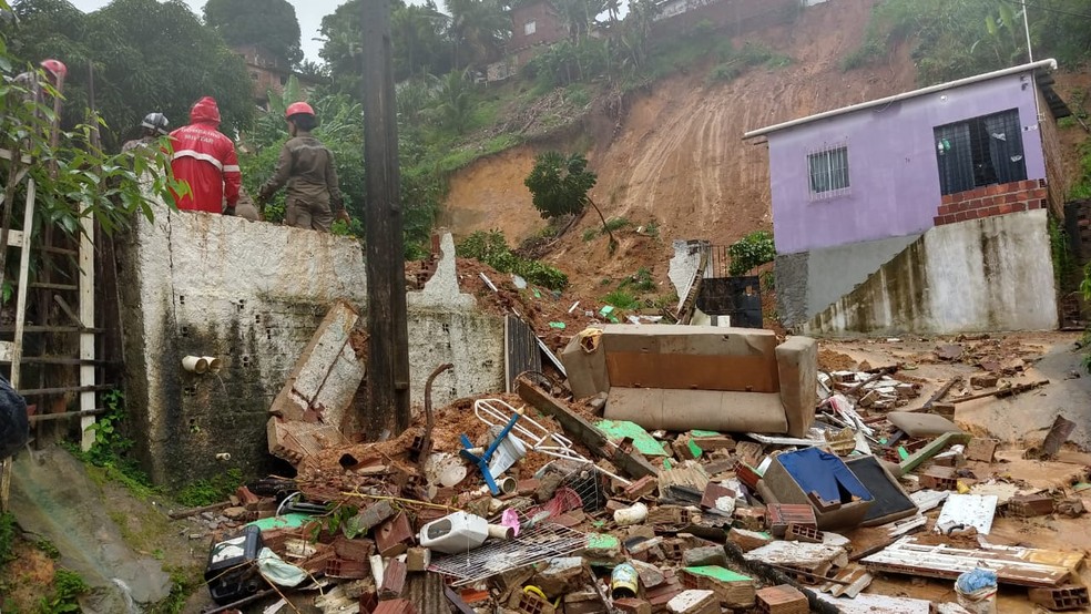 Chuva causa mortes, deslizamento de barreiras e alagamentos no Grande Recife