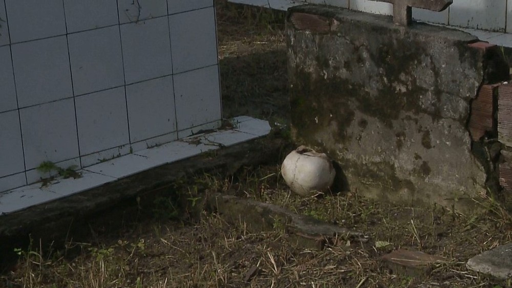 Crânios são encontrados em chão de cemitério público, em João Pessoa