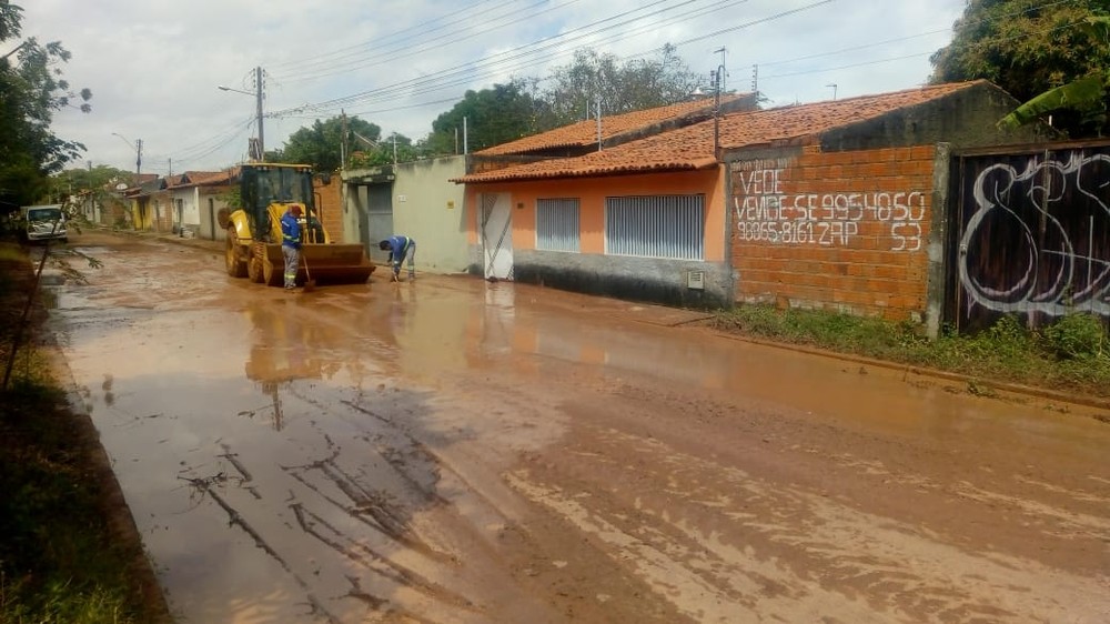 Adutora rompe, alaga casas e deixa 16 bairros de Teresina sem água