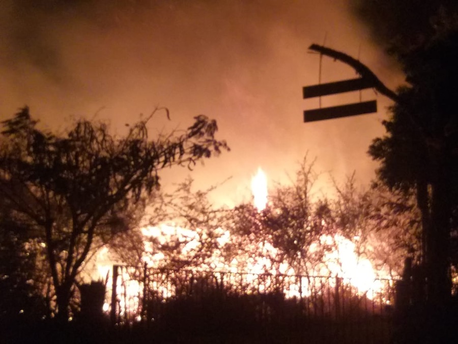 Moradores ficam apreensivos com risco de suas casas serem atingidas por incêndio de vegetação em Várzea Alegre-CE