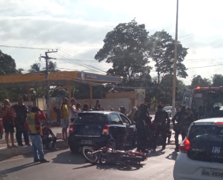 Homem não consegue frear moto a tempo e fica ferido após colidir na traseira de um carro na Avenida padre Cícero em Crato-CE