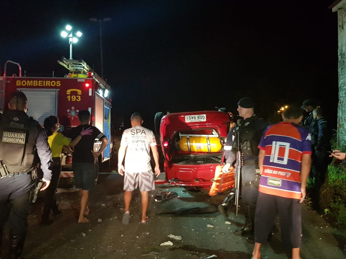 Duas pessoas morrem após veículo com sete passageiros capotar em Fortaleza