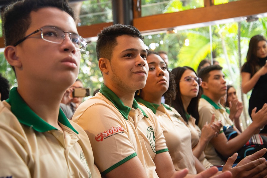 Mercado de trabalho ganha 243 jovens aprendizes e o projeto já recebe novas turmas