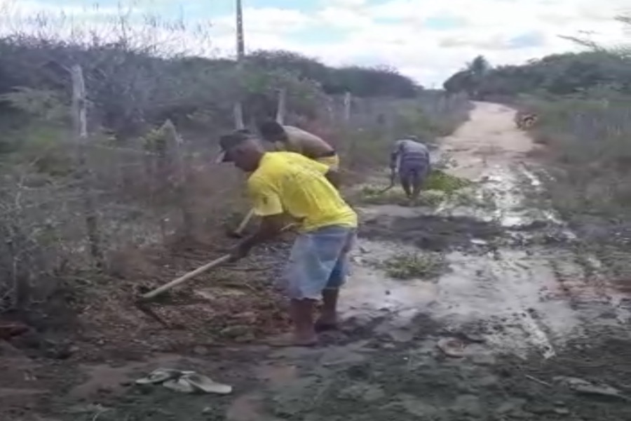 Abandono total: Moradores de Mauriti consertam estrada por conta própria, e reclamam de descaso na cidade