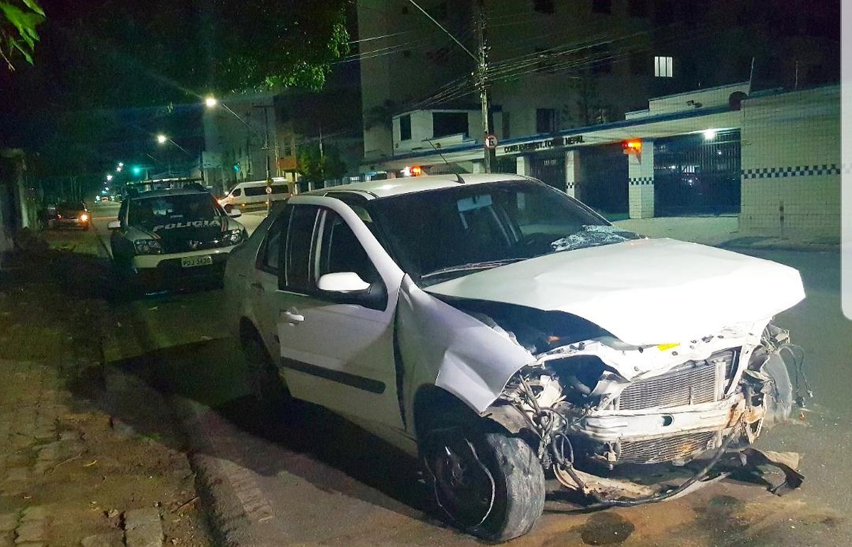 Adolescentes capotam carro roubado e derrubam muro durante perseguição policial