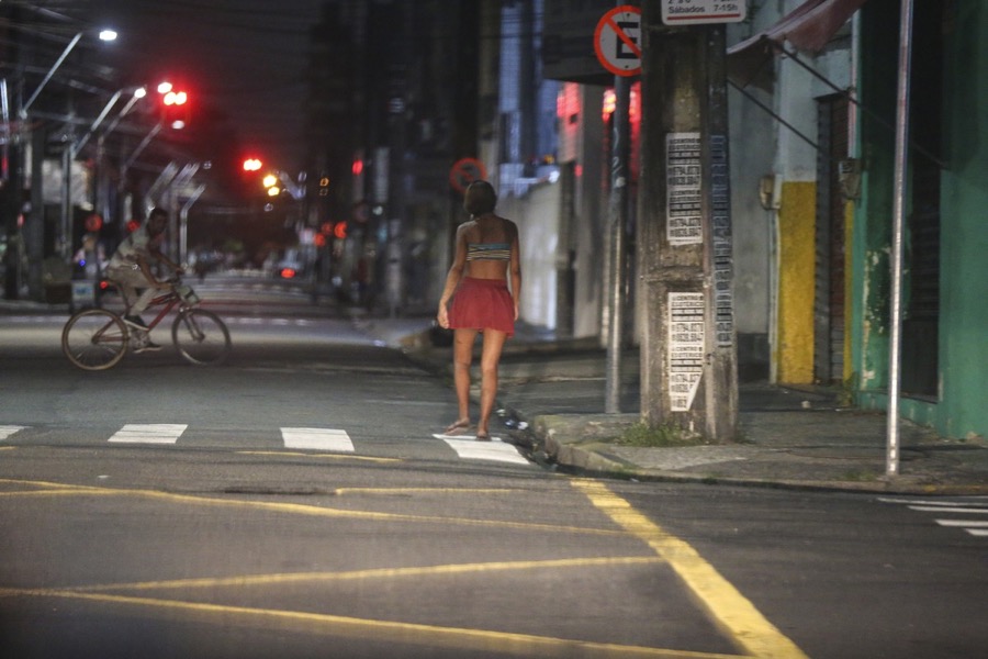 ‘Meus pais sabiam, mas fingiam que não’, diz prostituta que começou a trabalhar aos 17 anos