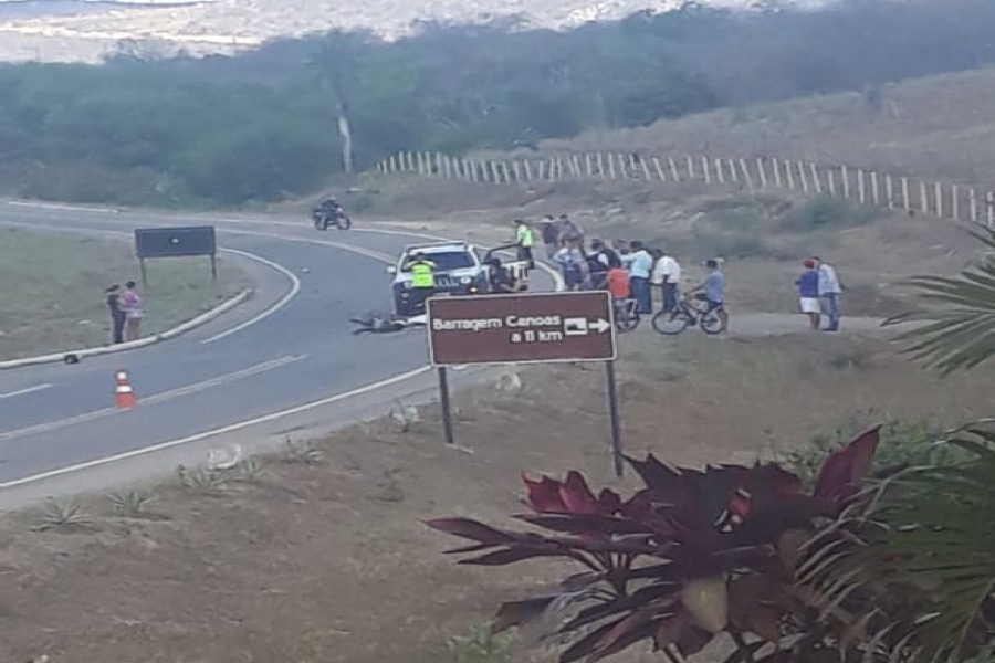 Motociclista morre após bater na lateral de caminhão em Assaré