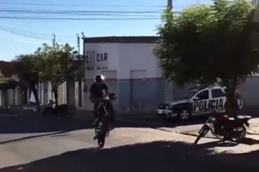 VÍDEO: homem empina moto em alta velocidade e é pego em flagrante pela Polícia em Juazeiro do Norte-CE