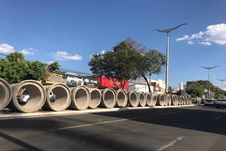 Obra atrasada: manilhas causam transtornos a pedestres na Avenida Padre Cícero