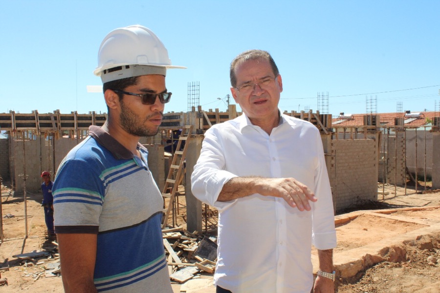 Chefe do Executivo cratense visita obras em andamento no município