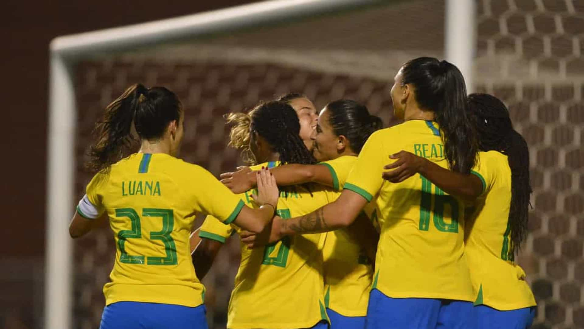 Mulheres na torcida e críticas a Bolsonaro marcam volta da seleção