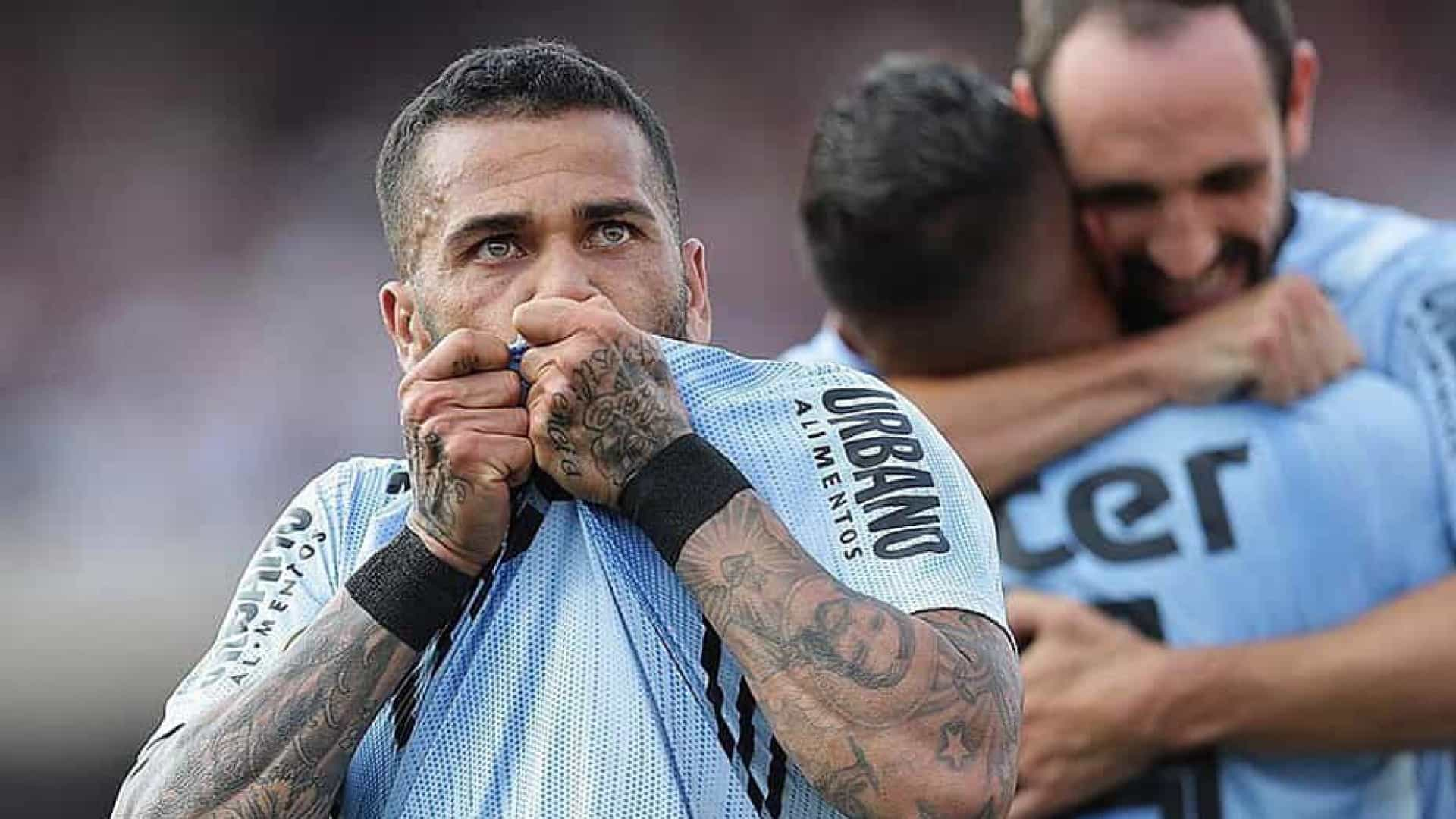 Daniel Alves cita irresponsabilidade e evita promessas