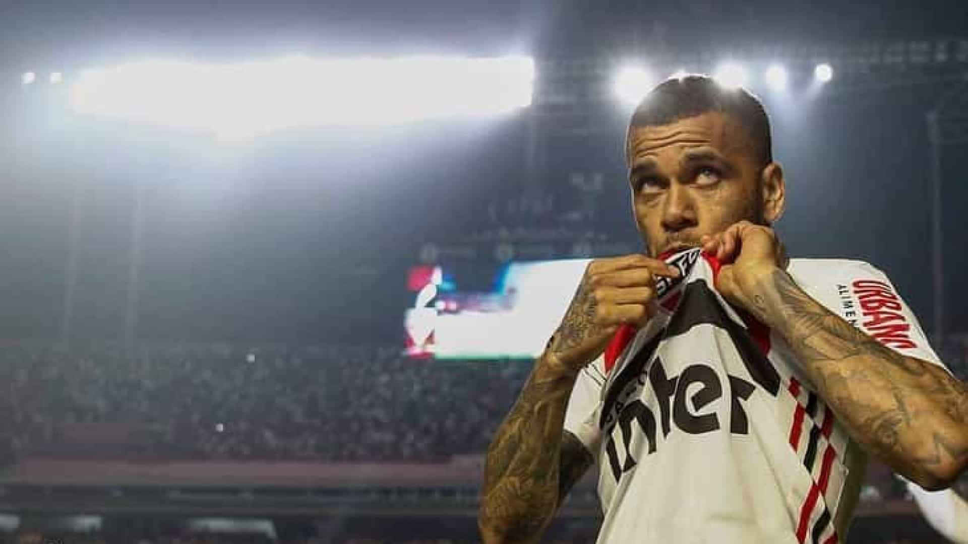 São Paulo apresenta Daniel Alves com recado de Messi e superprodução