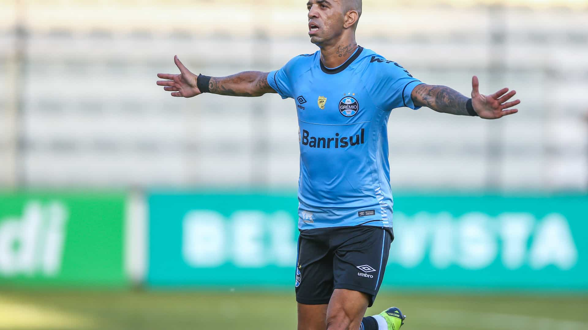 Após desencantar, Tardelli critica arbitragem de jogo do Grêmio