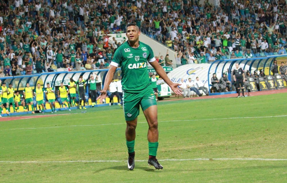 Fluminense tenta a contratação do centroavante Lucão e do lateral-direito Fabiano