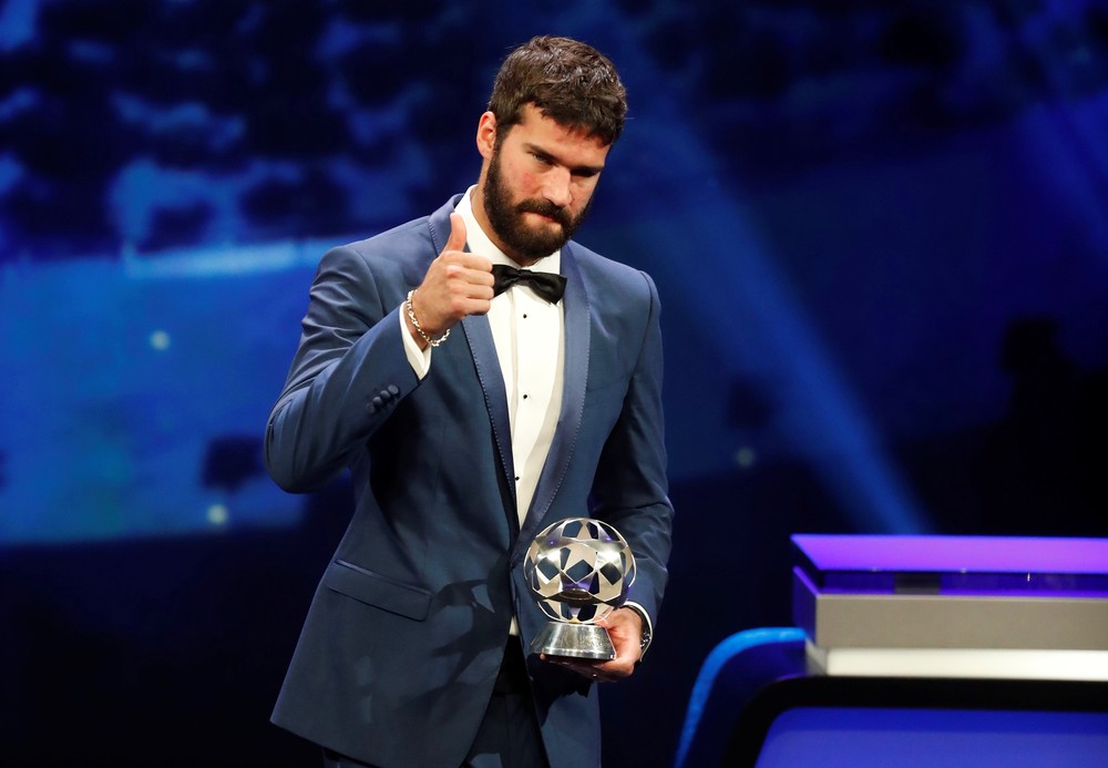 Eleito melhor goleiro da Europa, Alisson vibra com grande fase: “Mais um sonho realizado”