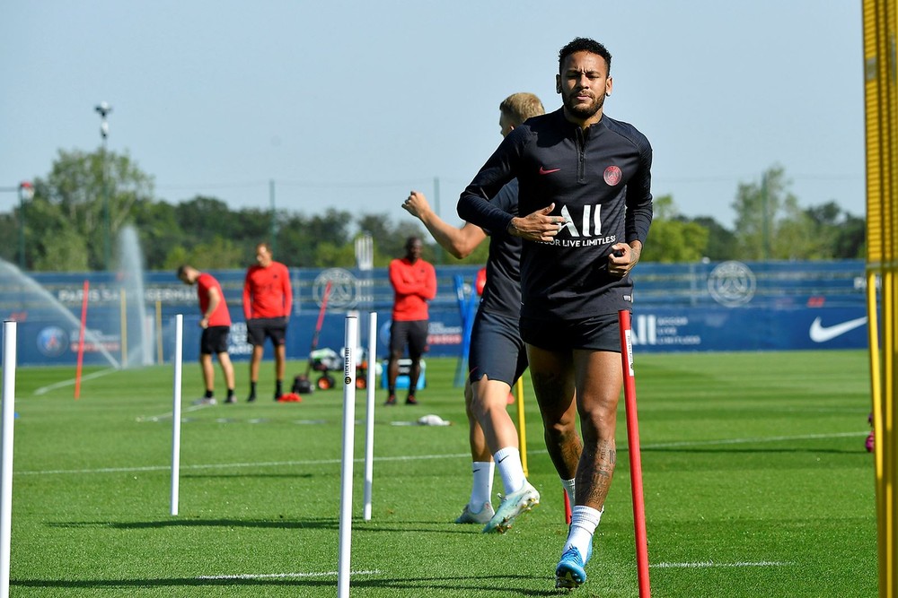 Neymar treina com elenco do PSG e tem chance de estrear na temporada neste domingo