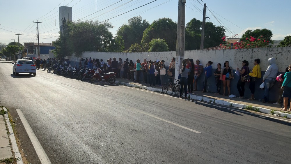 Inscritos do Minha Casa Minha Vida no Ceará passam a noite em fila para entregar documentação