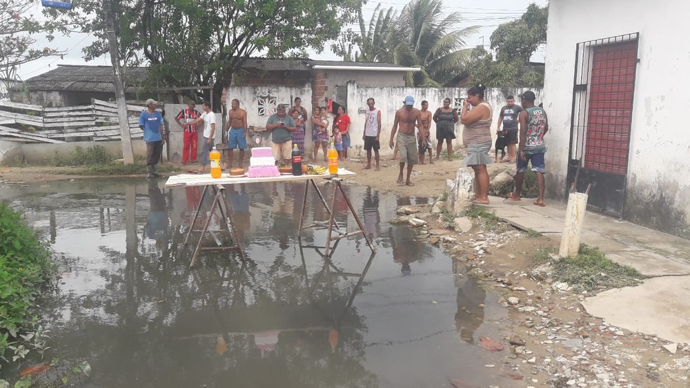 Moradores ‘comemoram’ 20 anos de buraco em rua com festa