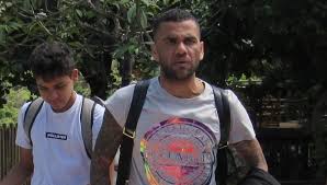 Daniel Alves visita Fernando de Noronha antes de se apresentar ao São Paulo