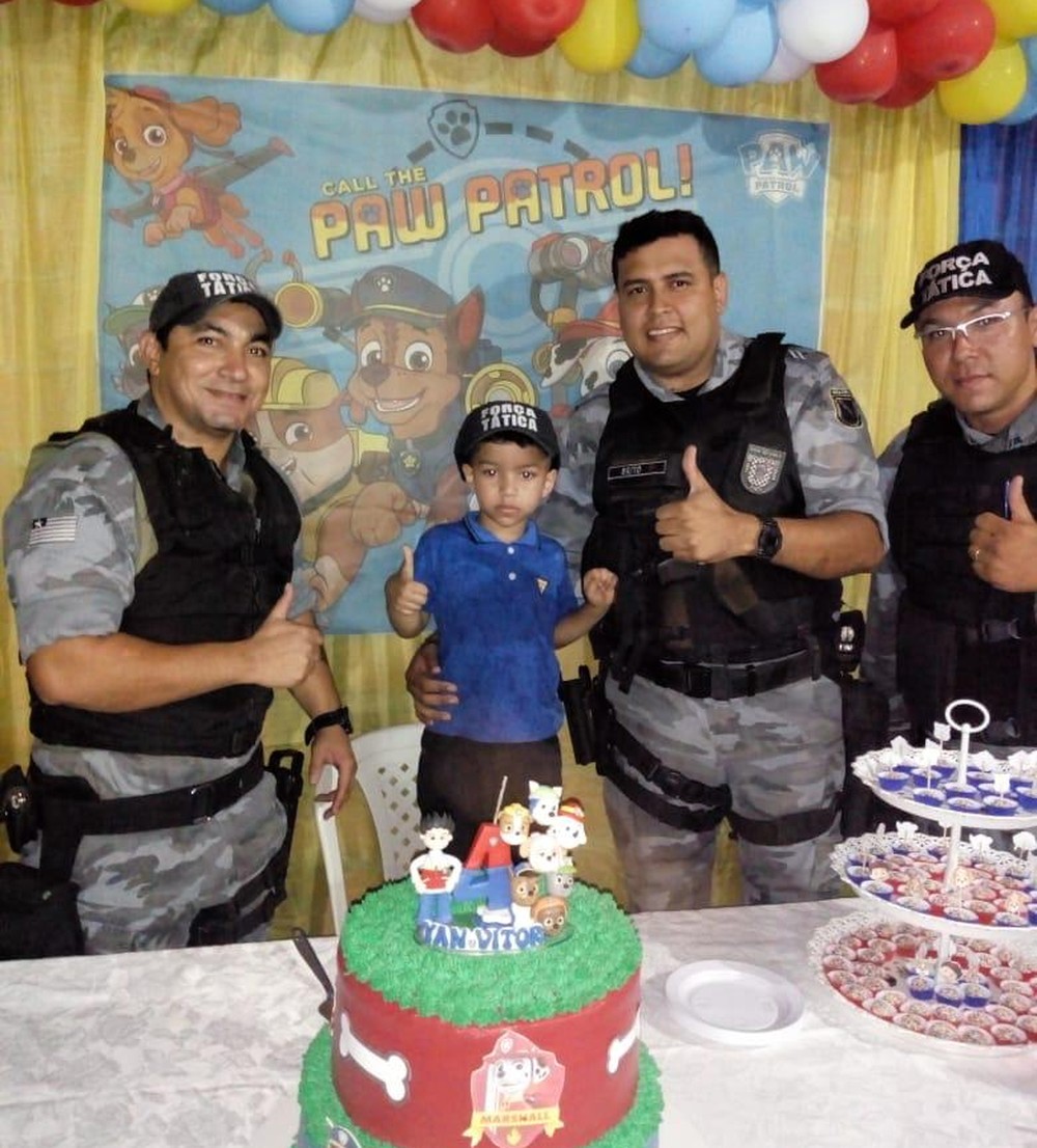 Policiais fazem surpresa de aniversário para menino apaixonado pela PM em Teresina