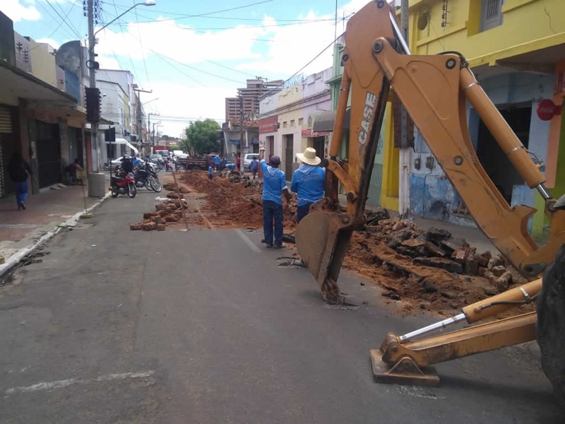 Cruzamento das ruas Nelson Alencar com Monsenhor Esmeraldo recebe obras para reduzir as obstruções e extravasamentos na rede de esgoto