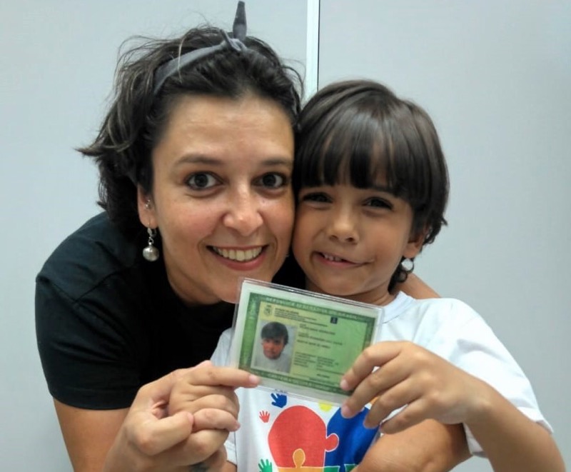 Pefoce emite carteira de identidade com o símbolo do autismo